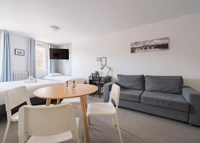 Blue Light - Jolie Sur Les Ramblas 3*