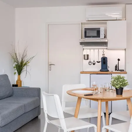 Blue Light - Jolie Sur Les Ramblas 3*