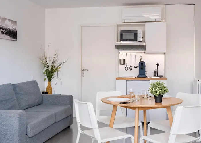 Blue Light - Jolie Sur Les Ramblas 3*